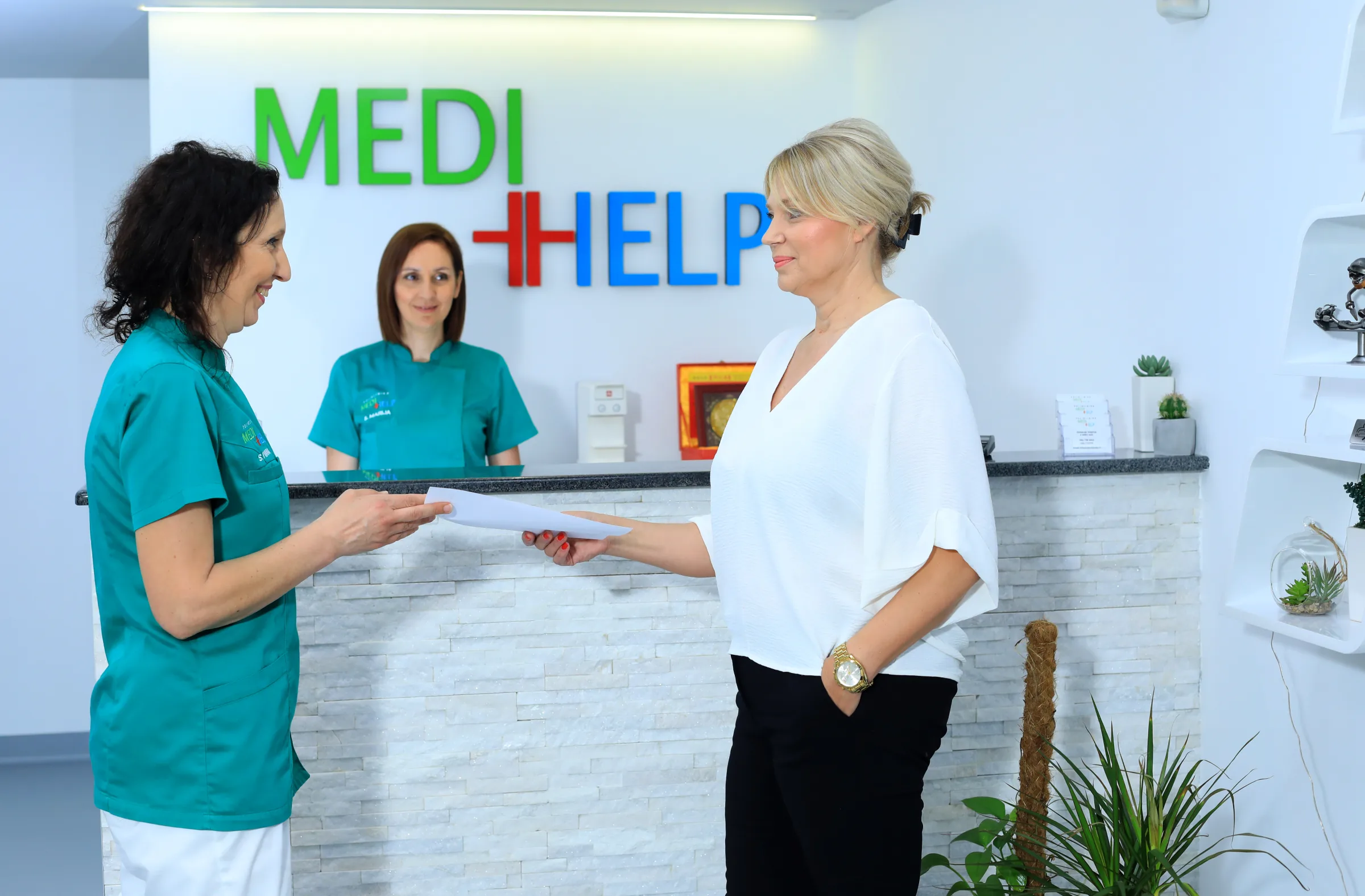 Pacijentica na recepciji poliklinike Medi Help